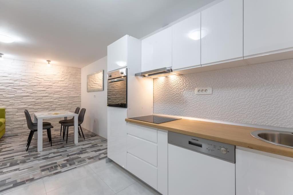 Apartment 3M - One Bedroom Apartment Split Exterior foto
